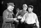 Aleksander Fogiel, Eliasz Kuziemski, Jerzy Janeczek i Wacław Kowalski w filmie &bdquo;Sami swoi", fot. Julian Magda, źr&oacute;dło: Fototeka FN