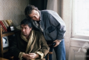 Janusz Gajos i Jerzy Zieliński na planie filmu „Ucieczka z kina Wolność", fot. Jerzy Kośnik, źródło: Fototeka FN